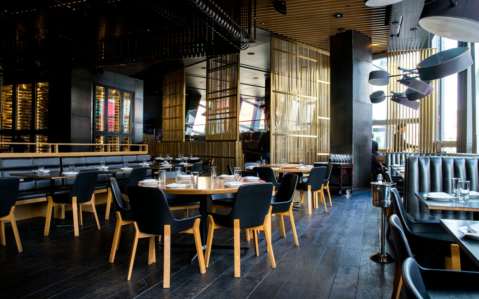 Restaurangmiljö med dukade bord